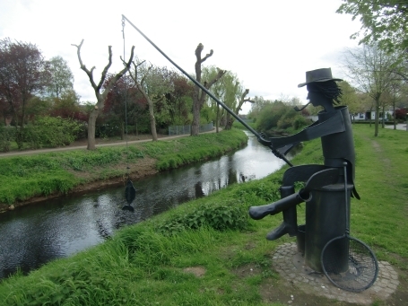 Isselburg : Drengfurter Straße, Anglerskulptur an der Issel in der Nähe des Stadtturms